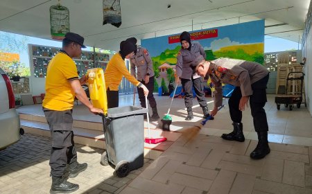 Sambut Hari Bhayangkara ke-80, Polres Malang Bersih-Bersih Vihara di Lawang